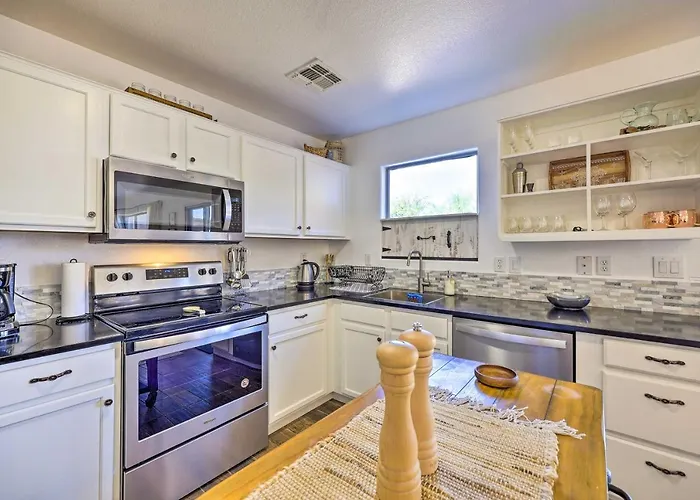 Updated Retreat < 2 Miles To Golf! Holiday home